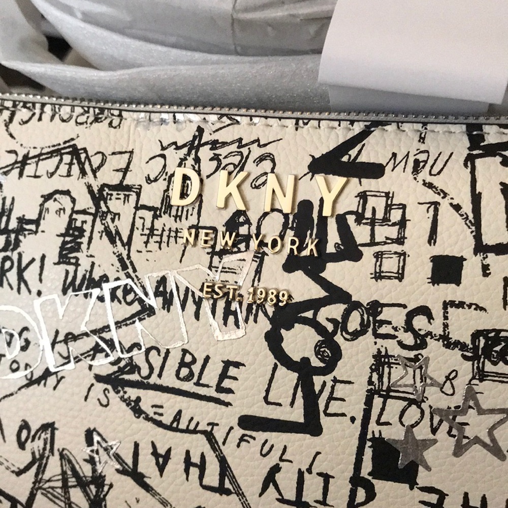 π₯³HPπ₯³ DKNY Crossbody - Picture 6 of 9